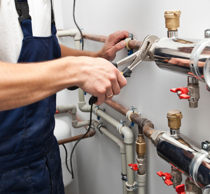 Heizungsinstallateur bei der Arbeit